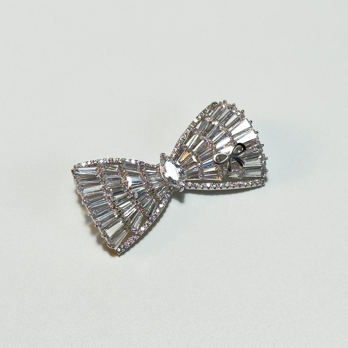Luxury Diamond-Encrusted Bow Brooch