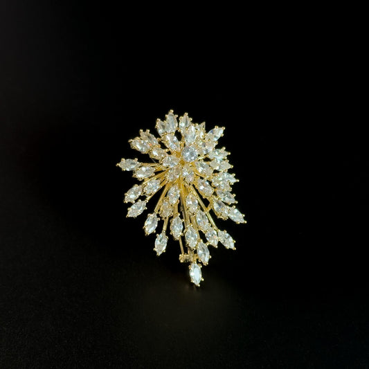 Luxurious and Sparkling Gold Brooch with Radiating Zircon.