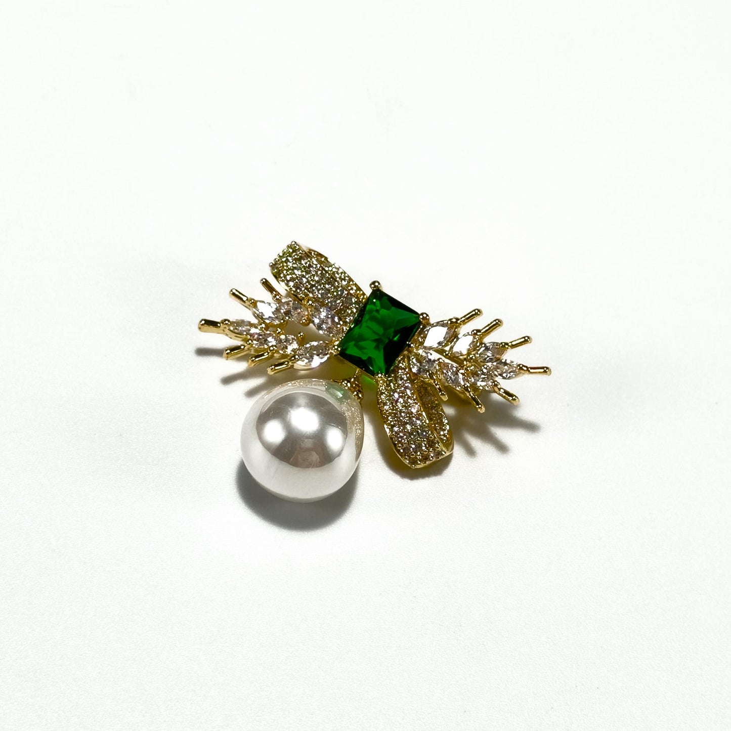 Vintage-Style Emerald Bow and Pearl Pendant Brooch with a Courtly Flair