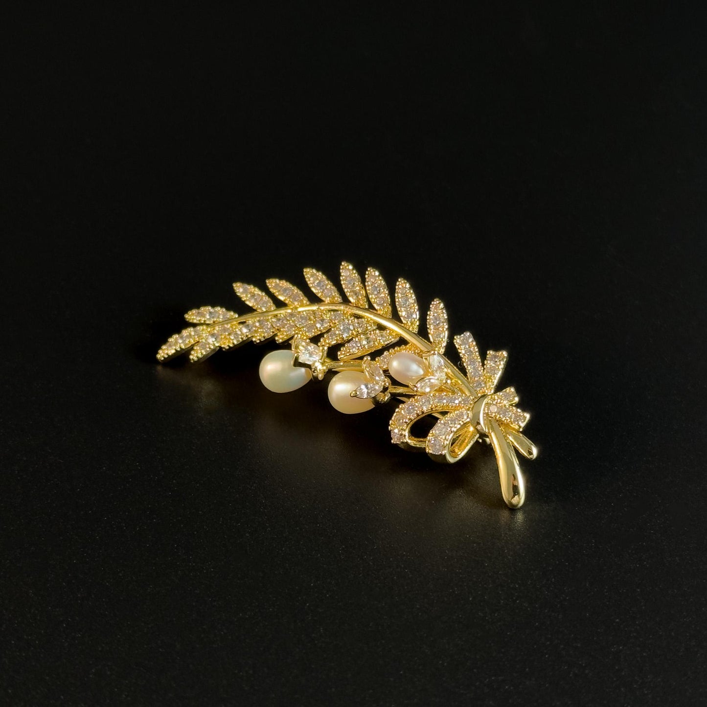 Gold Brooch Adorned with Rhinestones and Wheat Ears