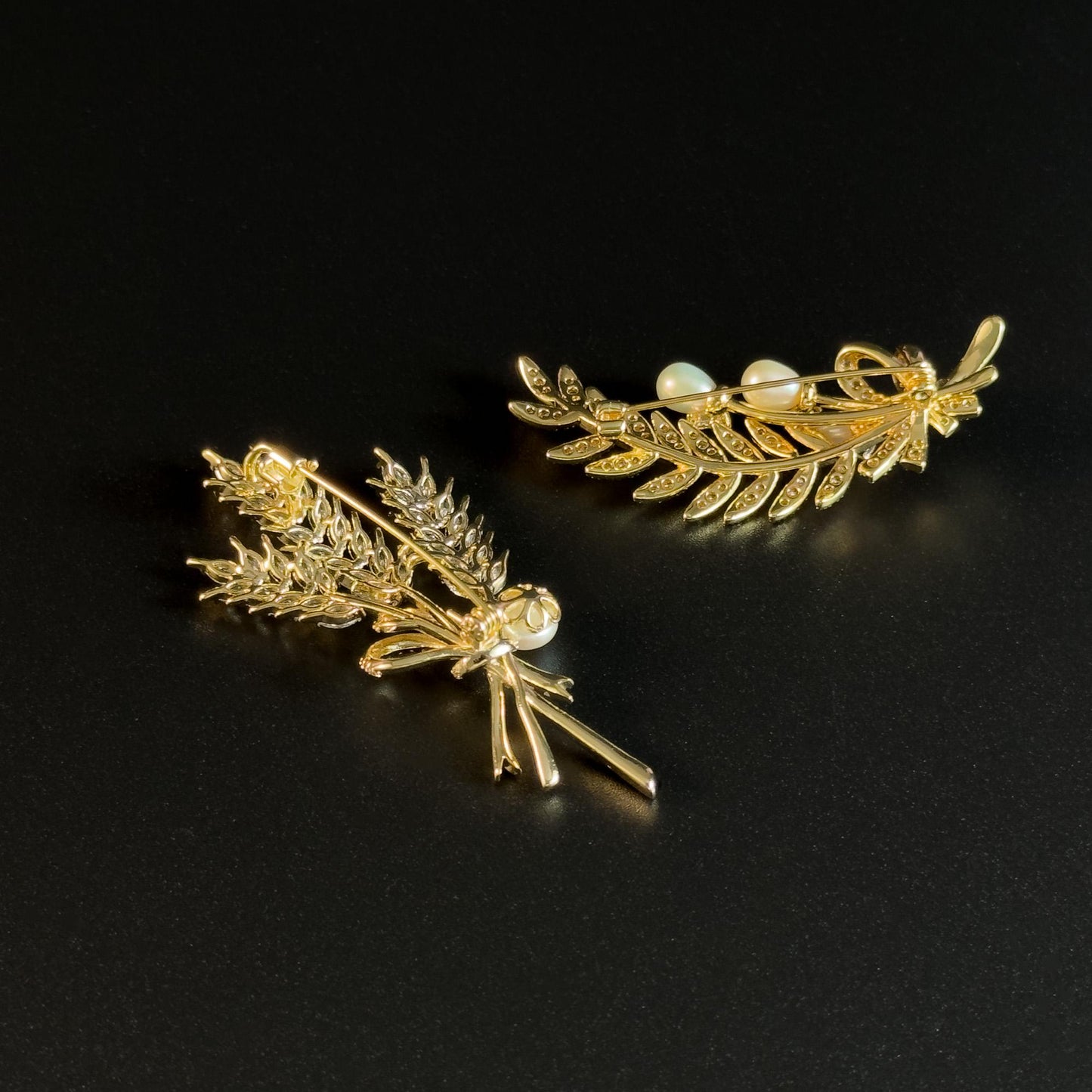Gold Brooch Adorned with Rhinestones and Wheat Ears