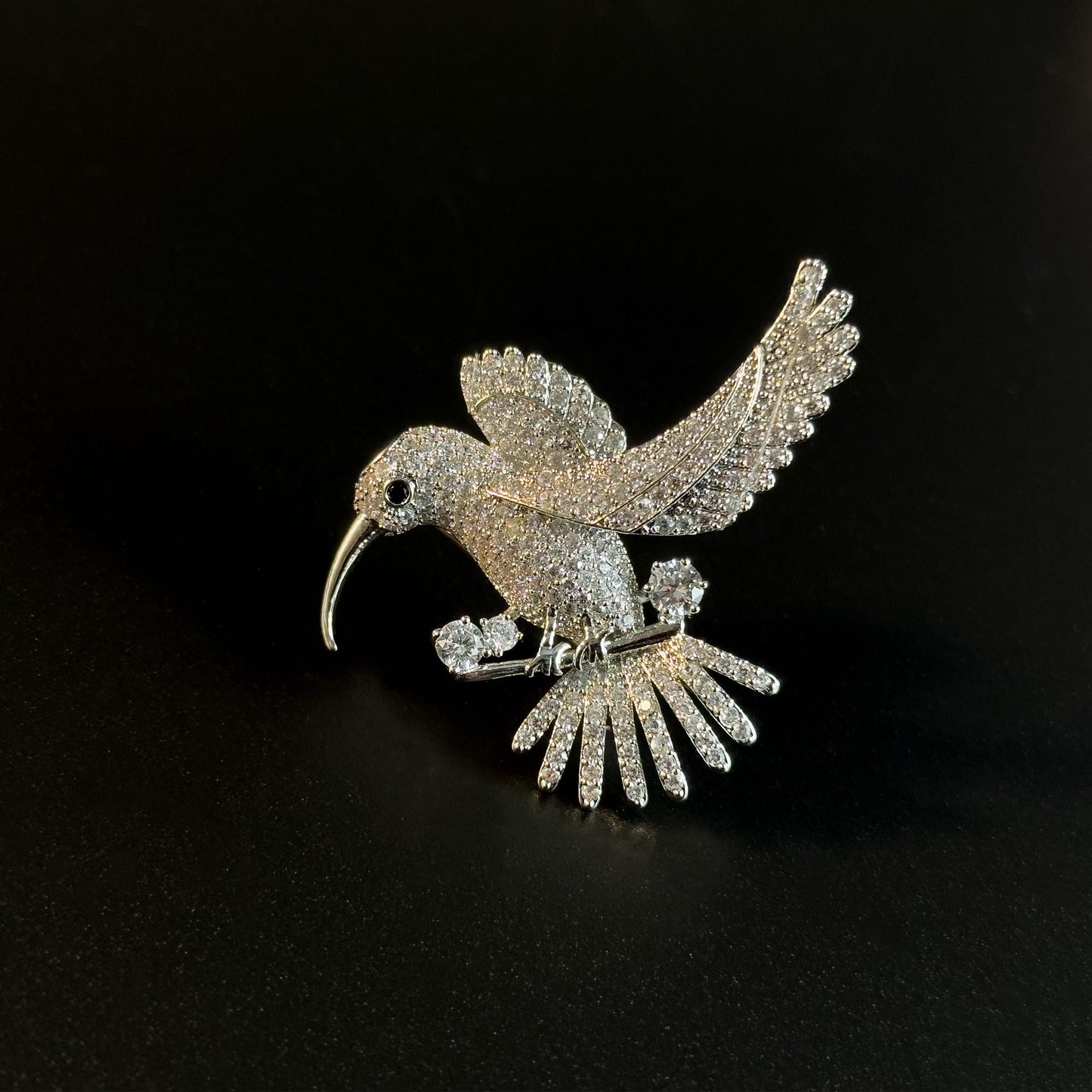 Hummingbird-Shaped Brooch Adorned with Full Diamonds