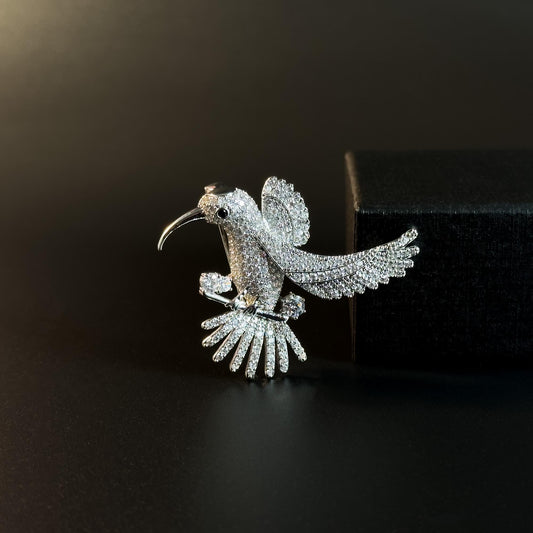 Hummingbird-Shaped Brooch Adorned with Full Diamonds
