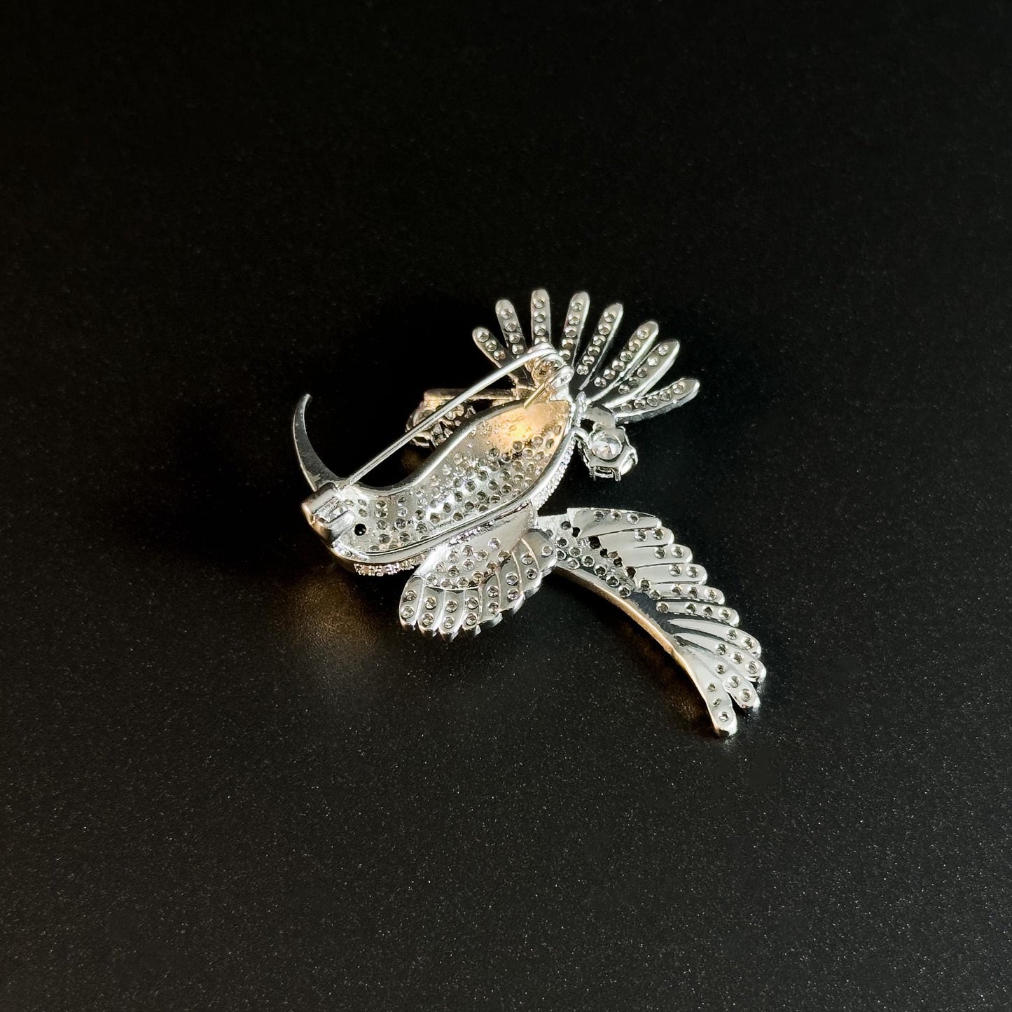 Hummingbird-Shaped Brooch Adorned with Full Diamonds