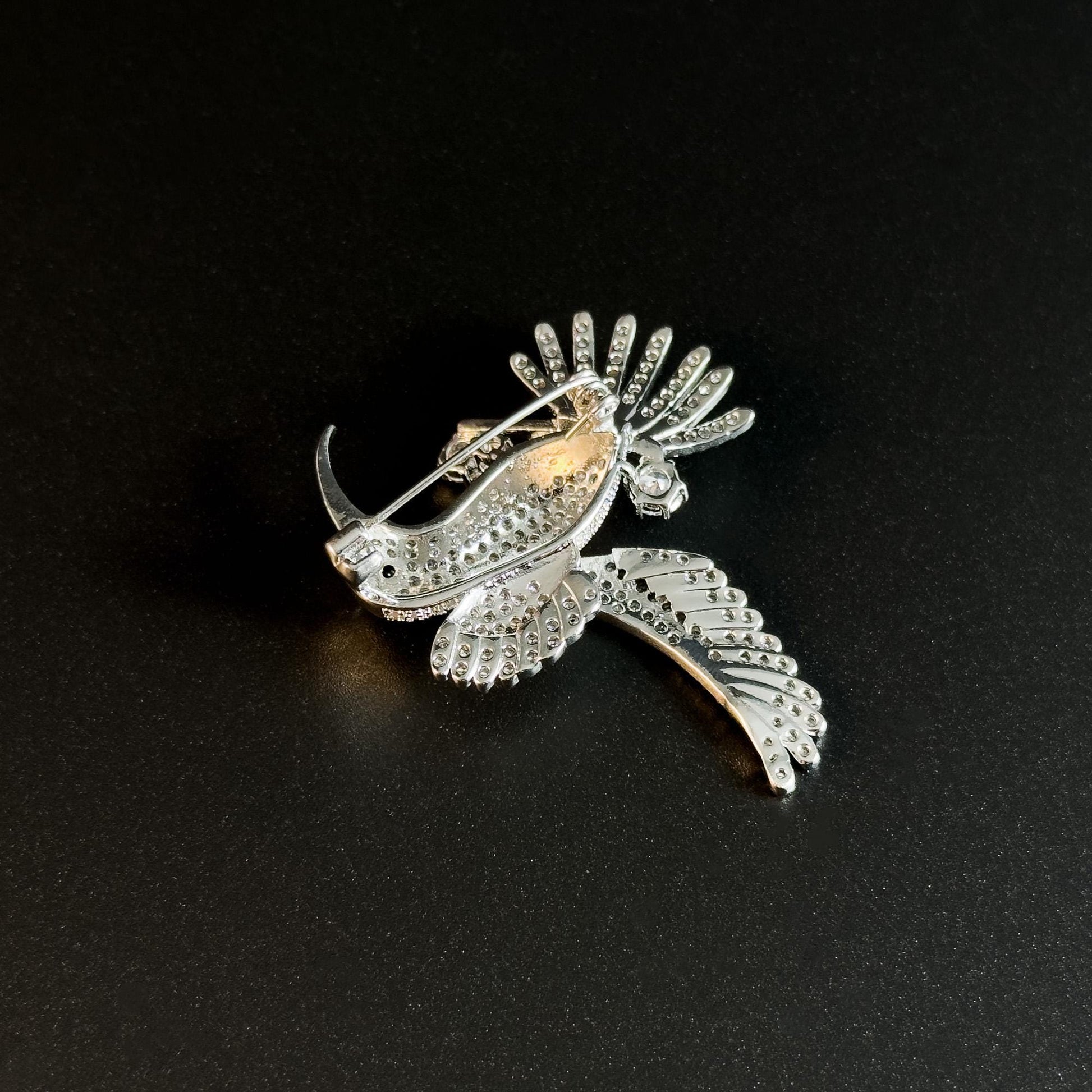 Hummingbird-Shaped Brooch Adorned with Full Diamonds