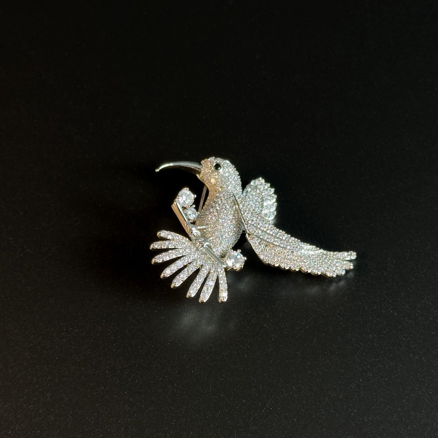 Hummingbird-Shaped Brooch Adorned with Full Diamonds