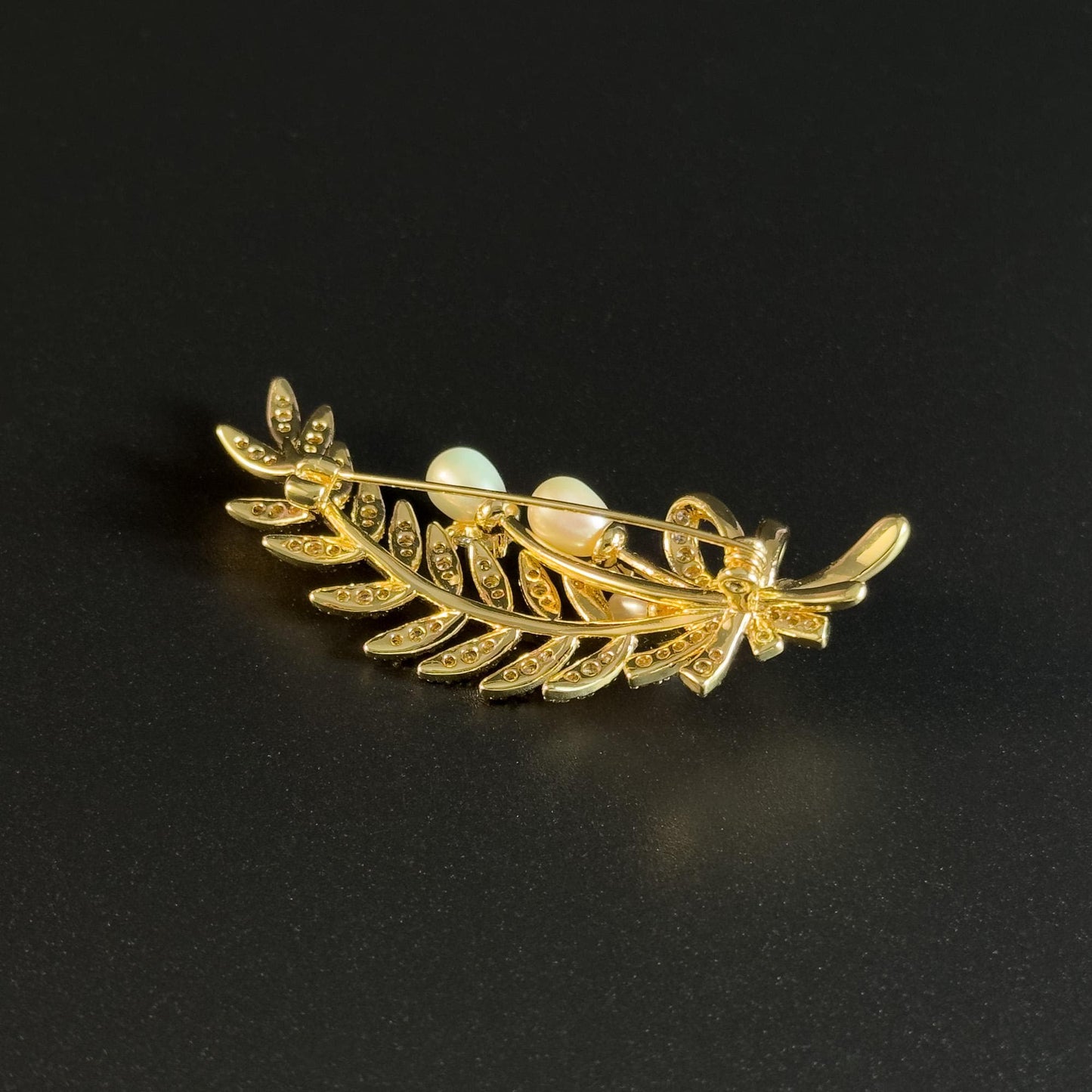 Gold Brooch Adorned with Rhinestones and Wheat Ears