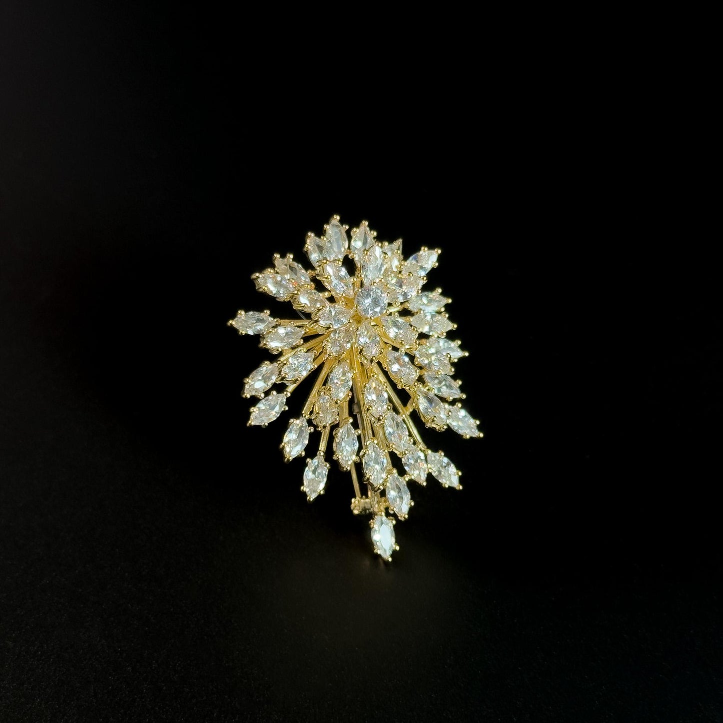 Luxurious and Sparkling Gold Brooch with Radiating Zircon.