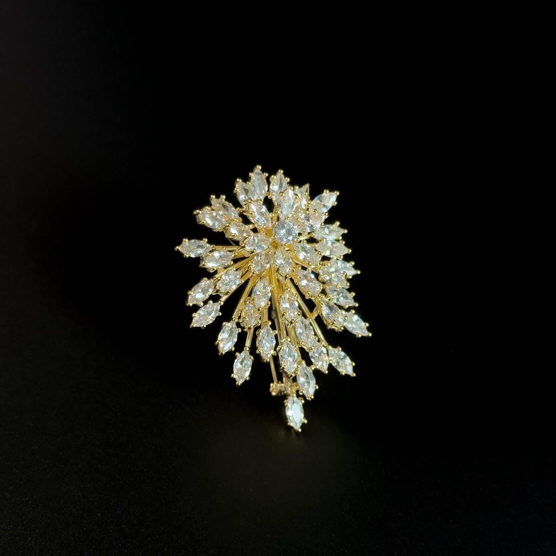 Luxurious and Sparkling Gold Brooch with Radiating Zircon.