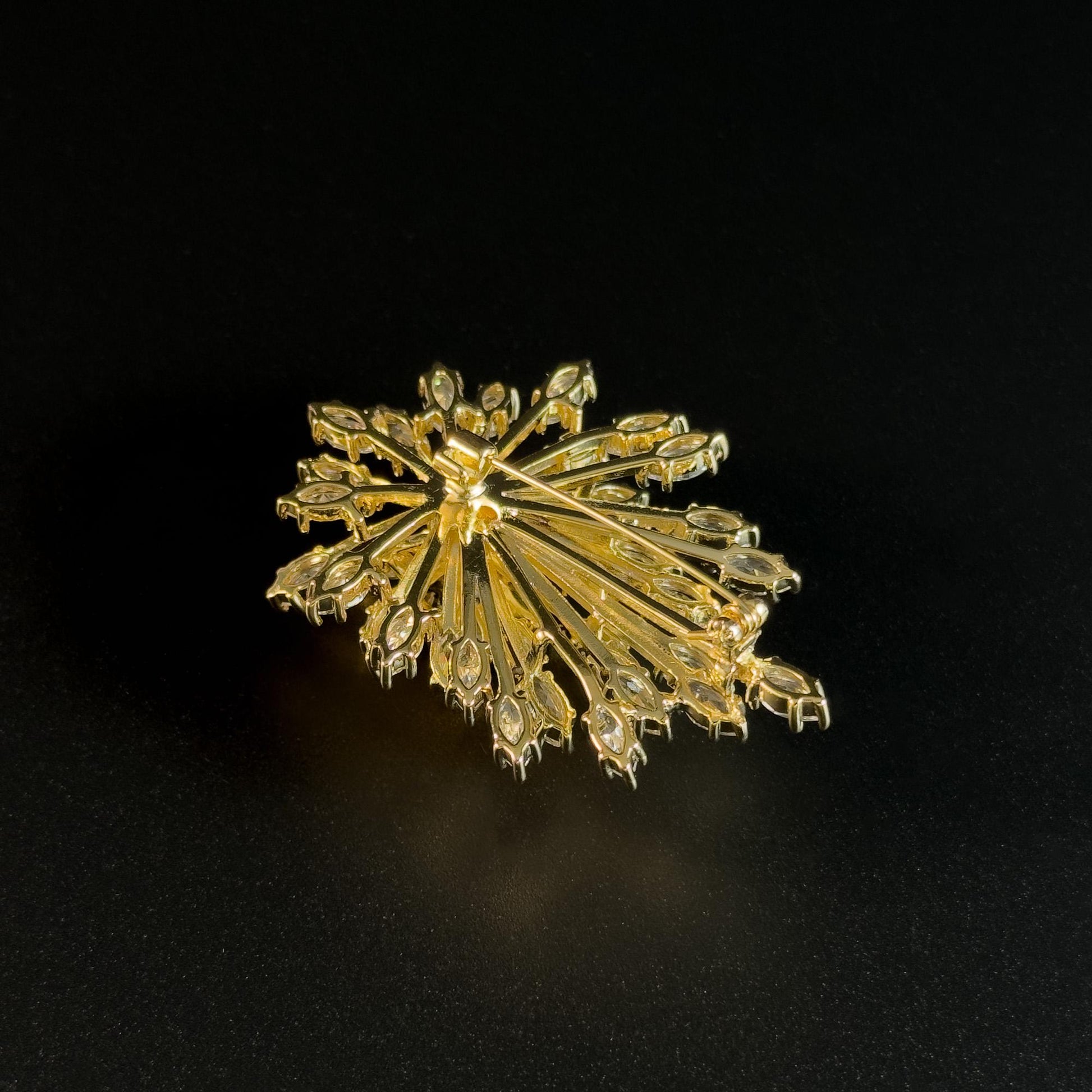 Luxurious and Sparkling Gold Brooch with Radiating Zircon.