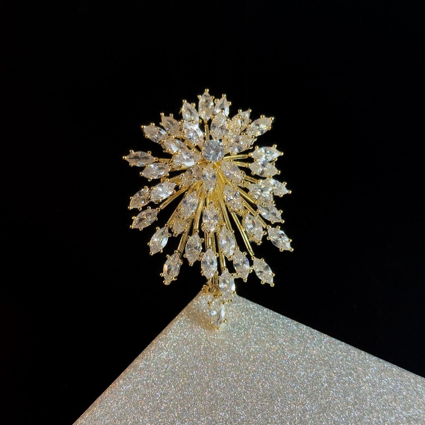 Luxurious and Sparkling Gold Brooch with Radiating Zircon.
