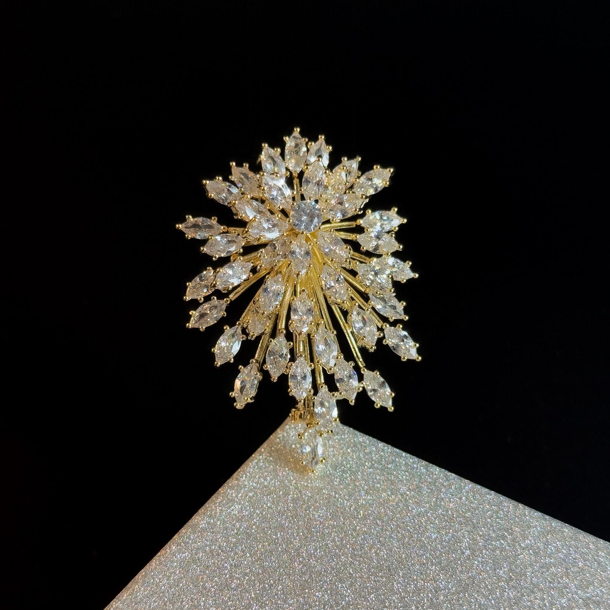 Luxurious and Sparkling Gold Brooch with Radiating Zircon.