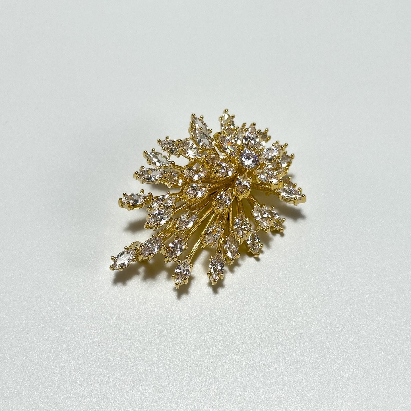 Luxurious and Sparkling Gold Brooch with Radiating Zircon.