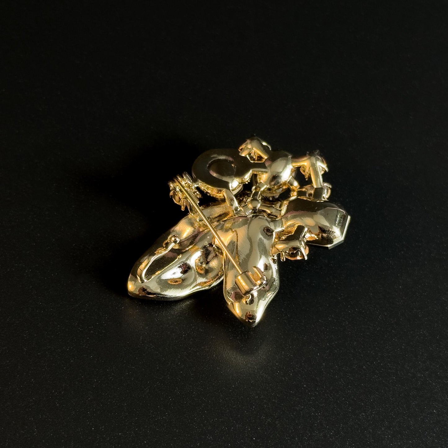 Leaf-Shaped Decorative Brooch