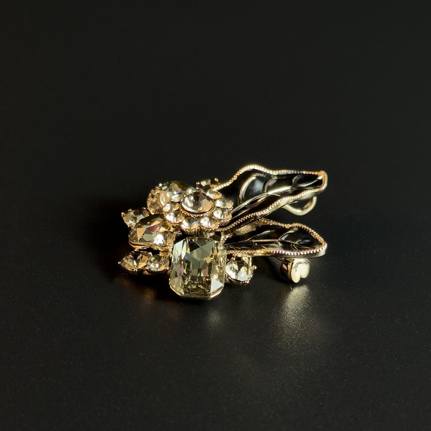 Leaf-Shaped Decorative Brooch