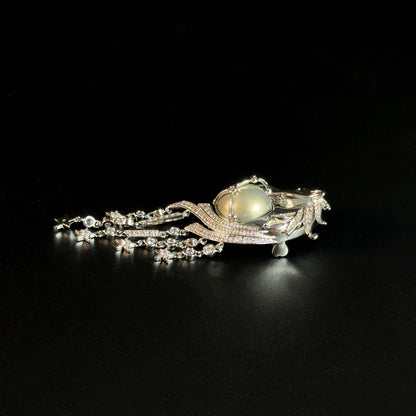Stylish Horse Head Brooch with Sophisticated Tassel Details