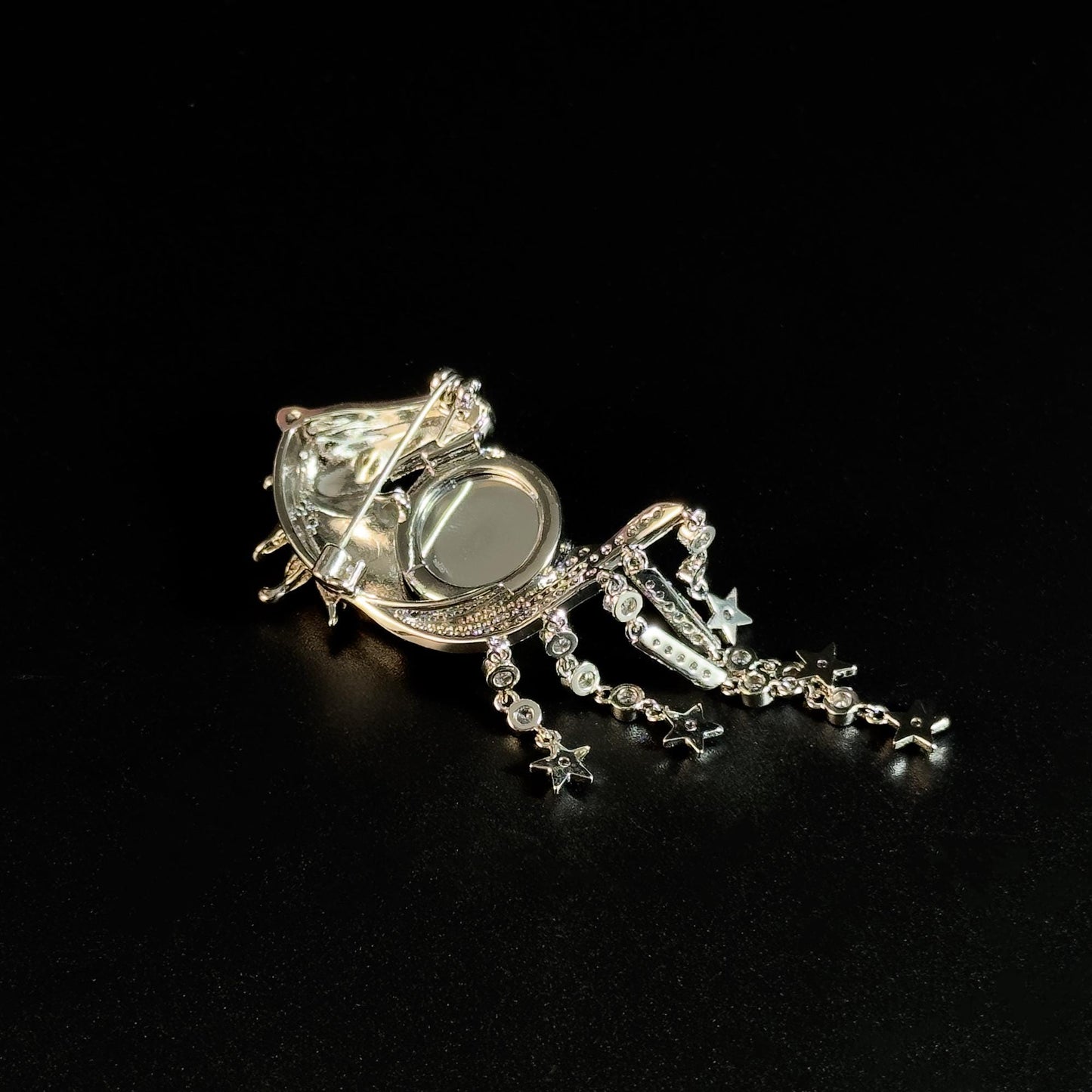 Stylish Horse Head Brooch with Sophisticated Tassel Details