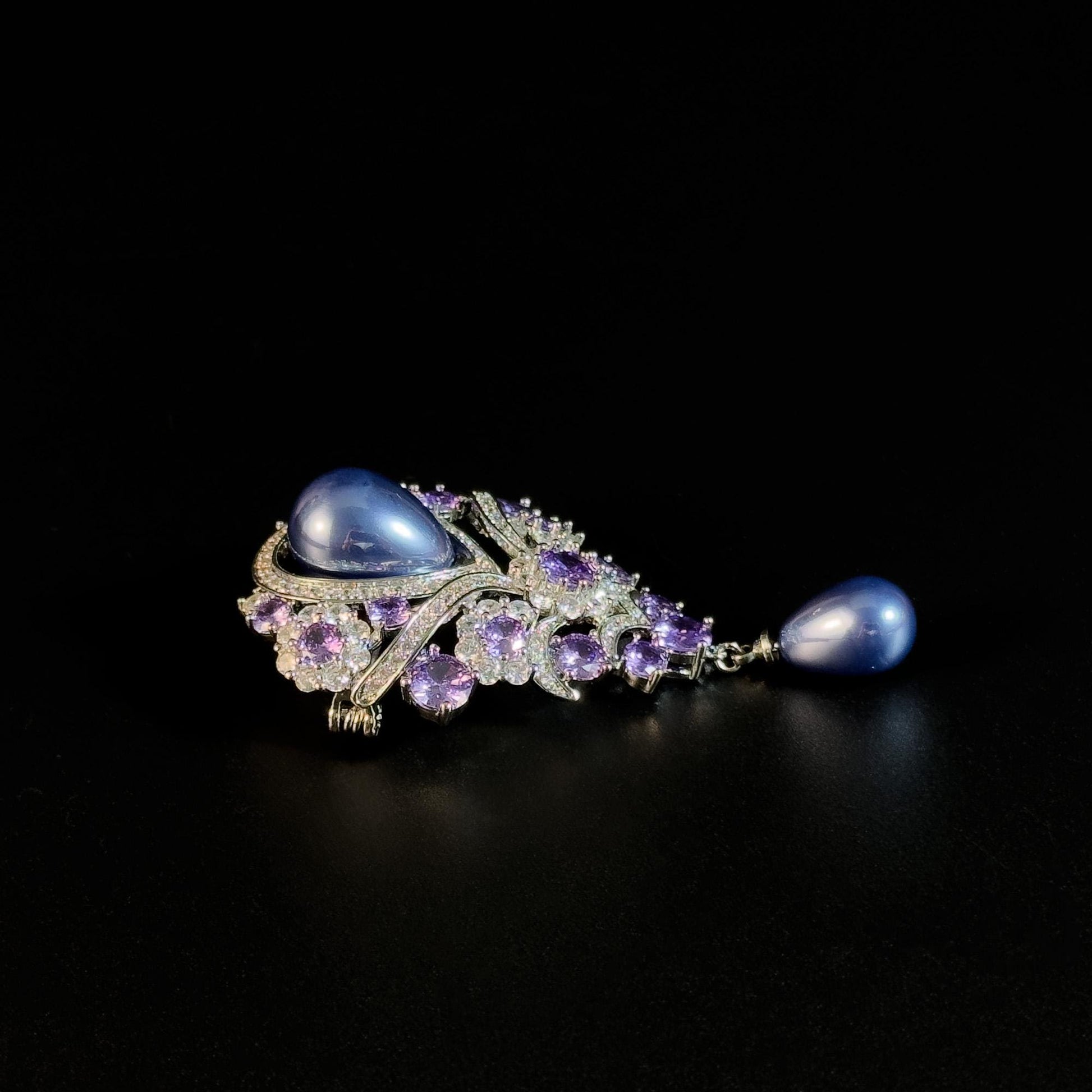 Vintage Court Style Violet Teardrop Pearl Brooch