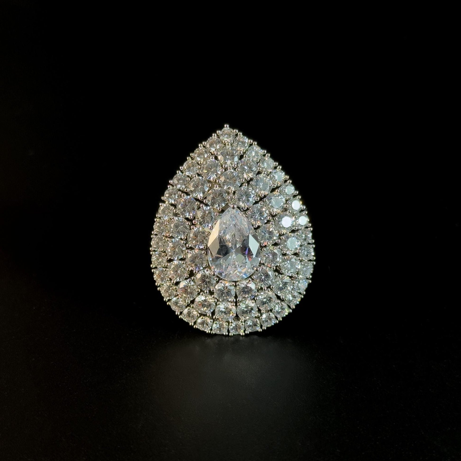 Luxurious Teardrop-Shaped Brooch Adorned with Full Diamonds