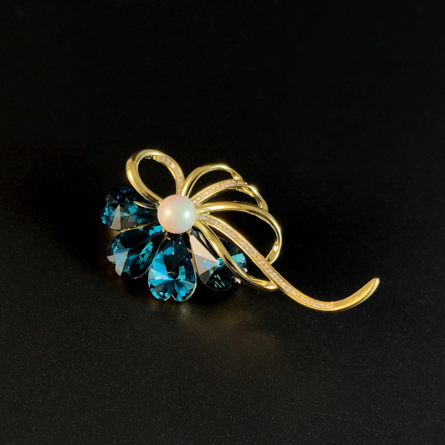 Luxurious Blue Crystal Pearl Flower Brooch