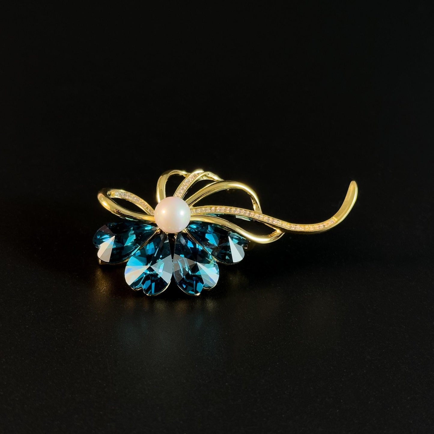 Luxurious Blue Crystal Pearl Flower Brooch