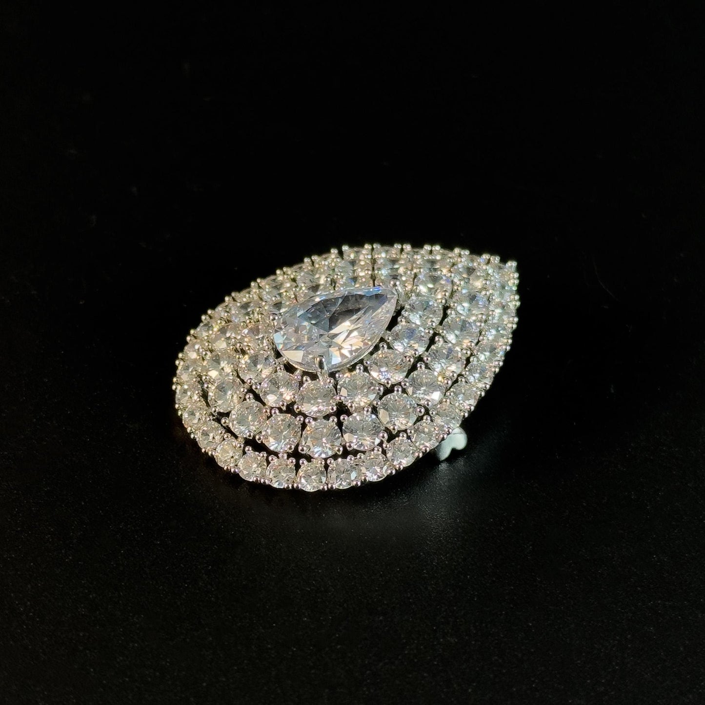 Luxurious Teardrop-Shaped Brooch Adorned with Full Diamonds