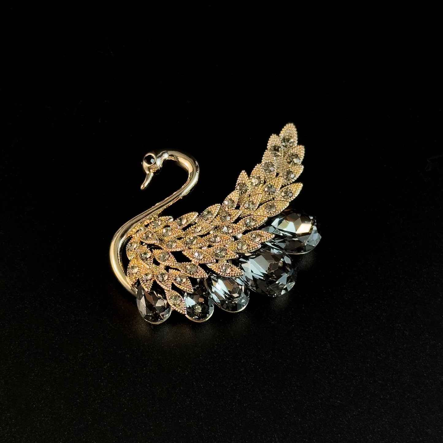 French-Style Elegant Swan-Shaped Brooch