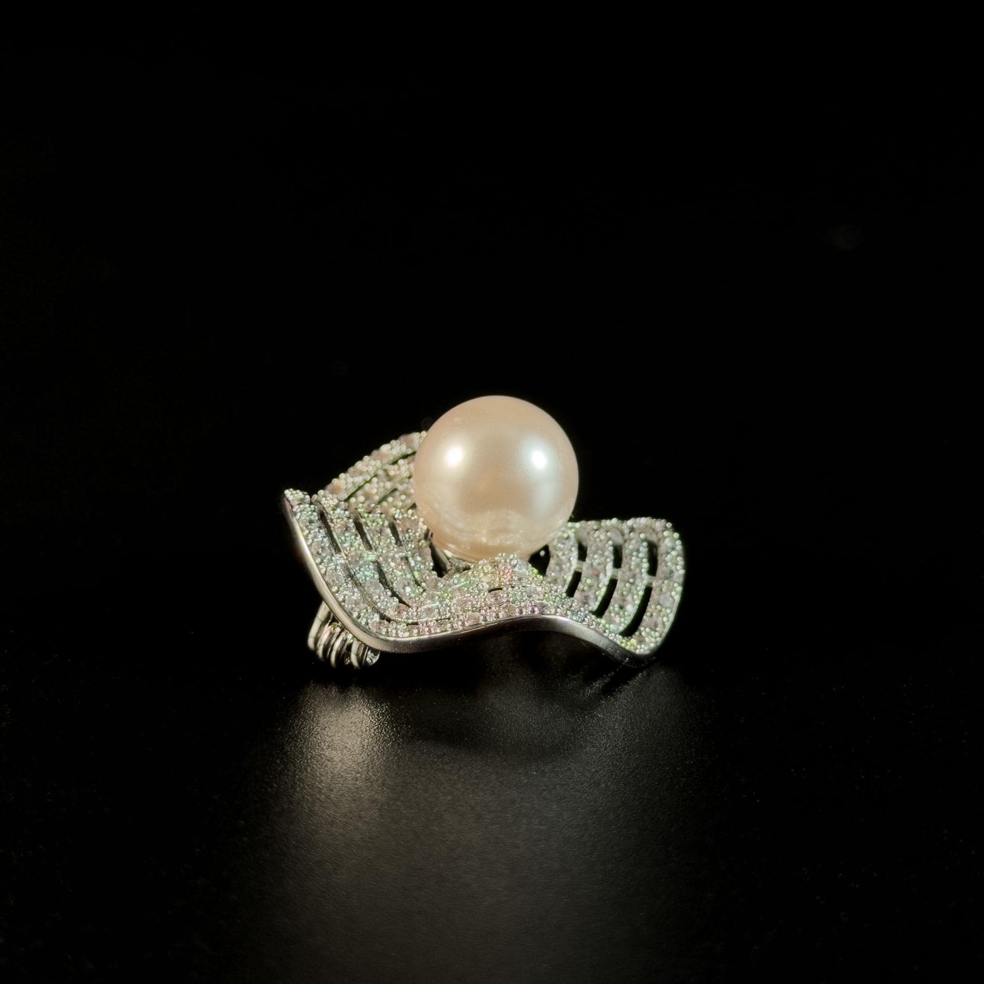 Silver Pearl Round Brooch