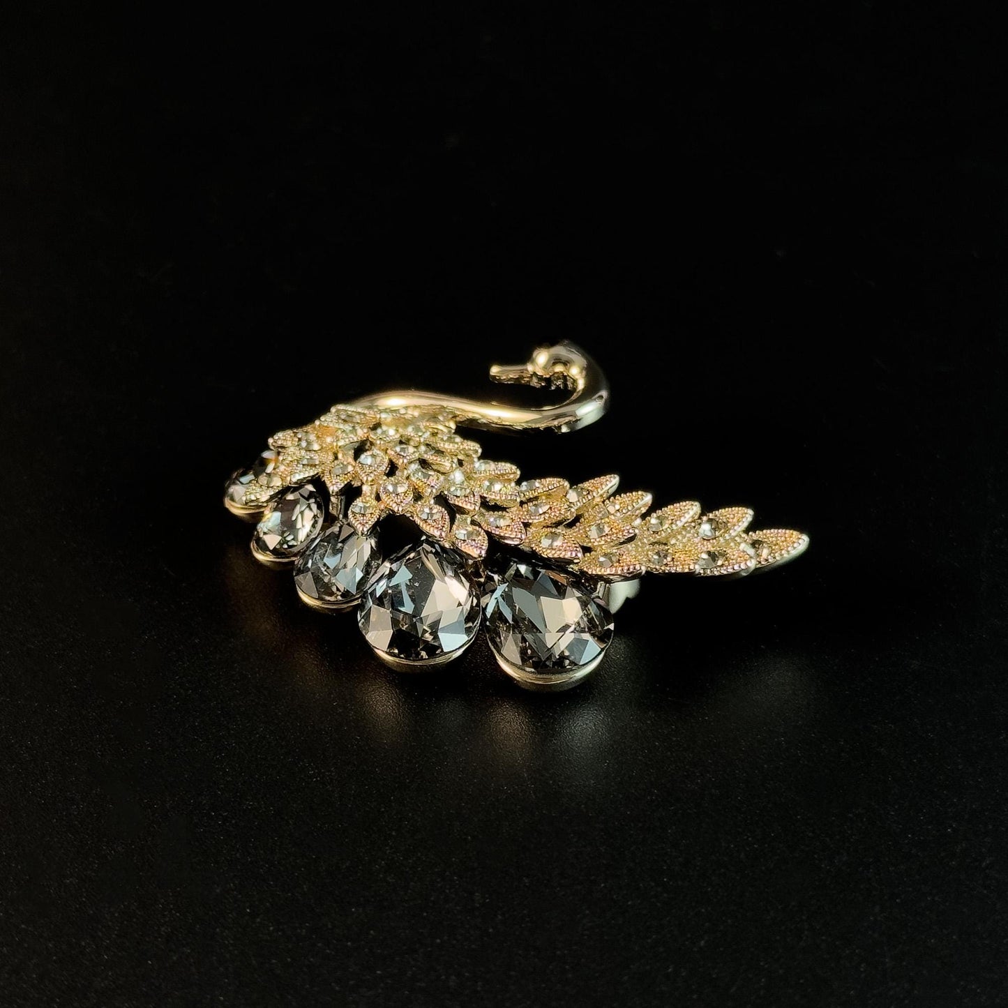 French-Style Elegant Swan-Shaped Brooch