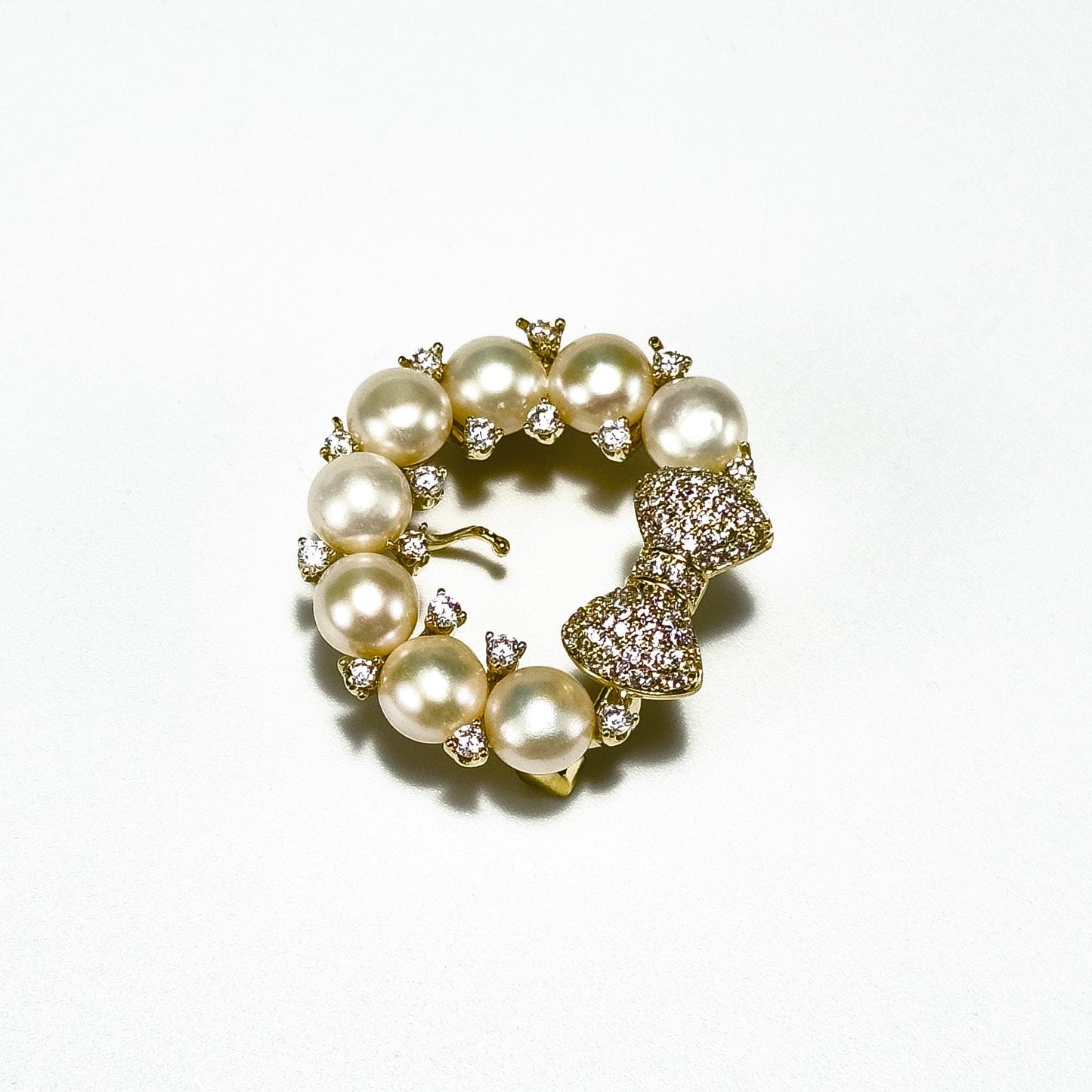 Bow and Pearl Flower Wreath Brooch