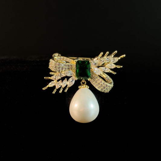 Vintage-Style Emerald Bow and Pearl Pendant Brooch with a Courtly Flair