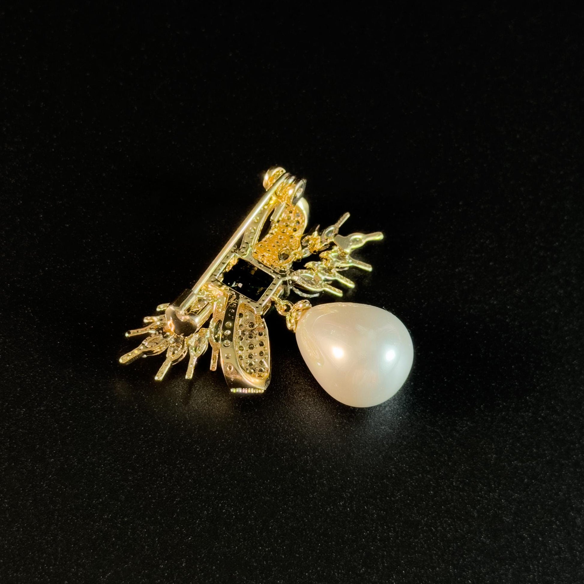 Vintage-Style Emerald Bow and Pearl Pendant Brooch with a Courtly Flair