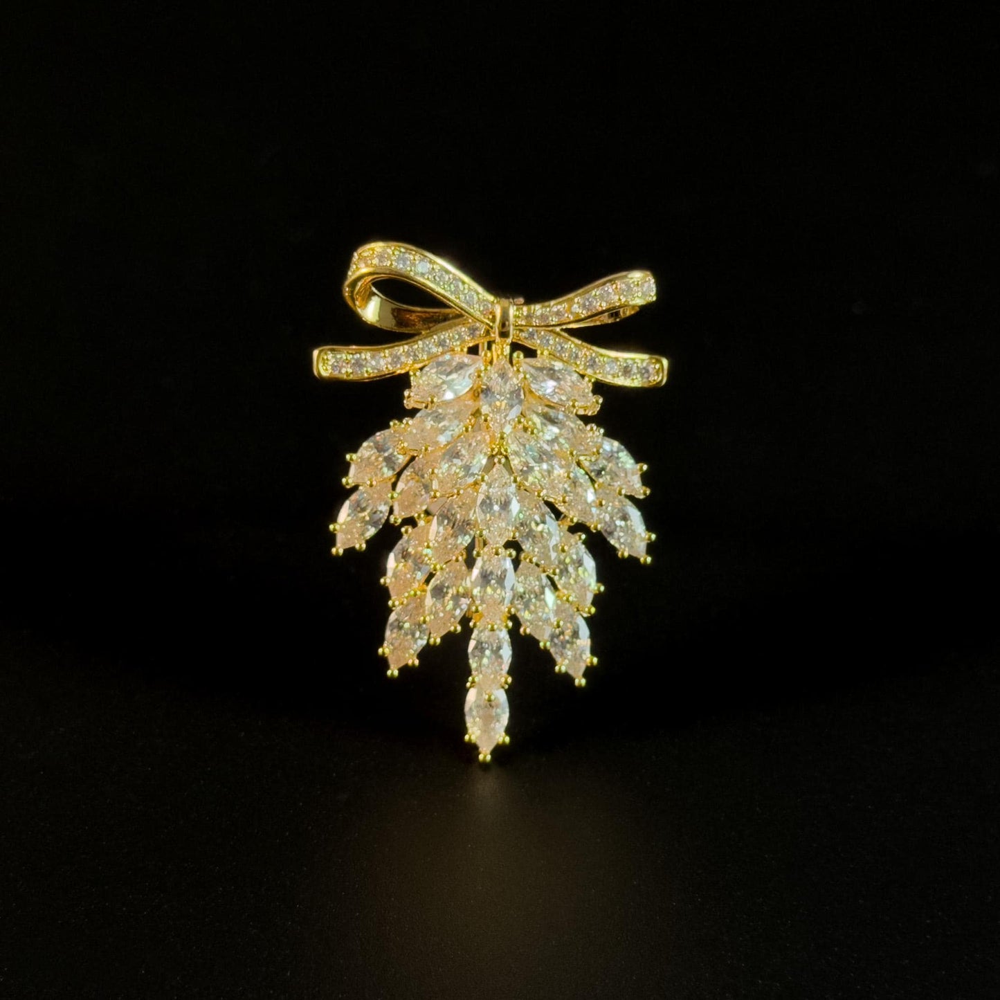 Brooch Adorned with a Bow and Wheat Ears