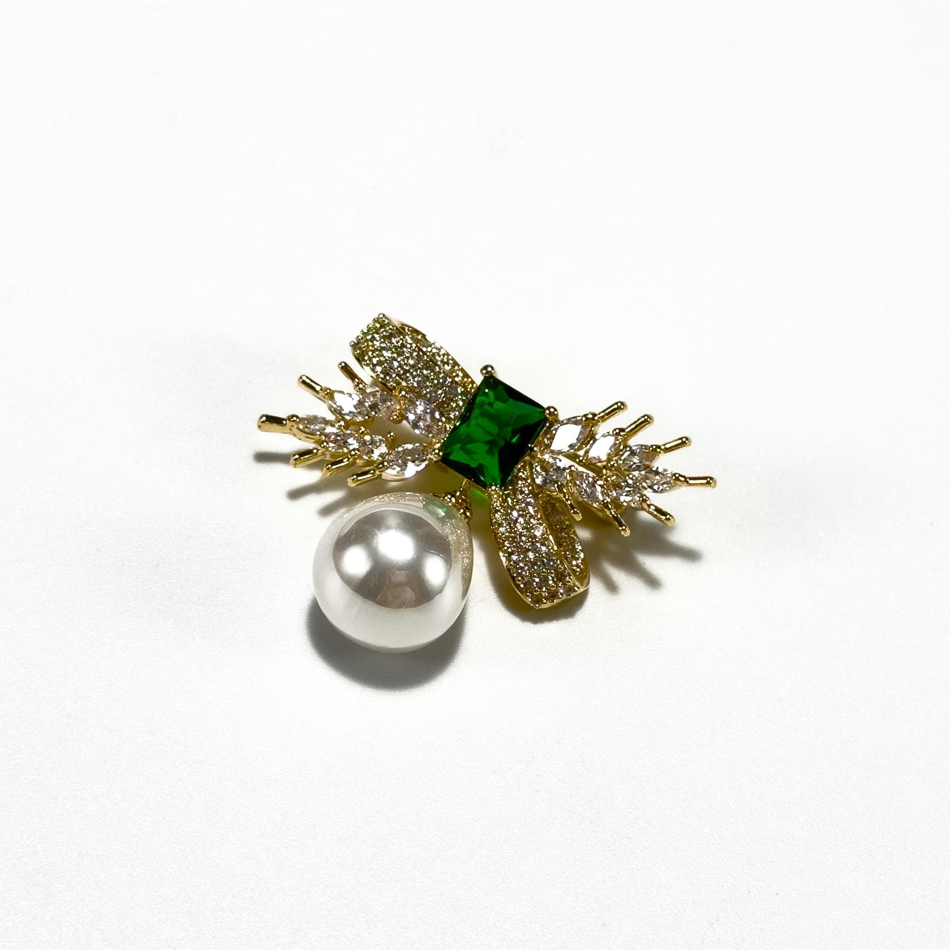 Vintage-Style Emerald Bow and Pearl Pendant Brooch with a Courtly Flair
