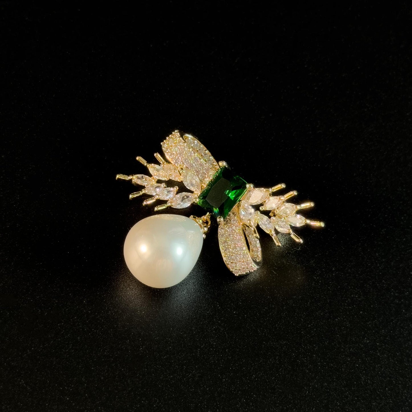 Vintage-Style Emerald Bow and Pearl Pendant Brooch with a Courtly Flair