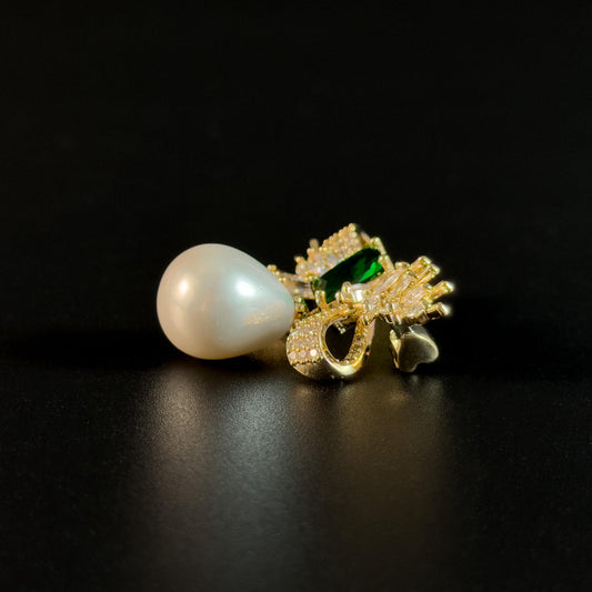Vintage-Style Emerald Bow and Pearl Pendant Brooch with a Courtly Flair