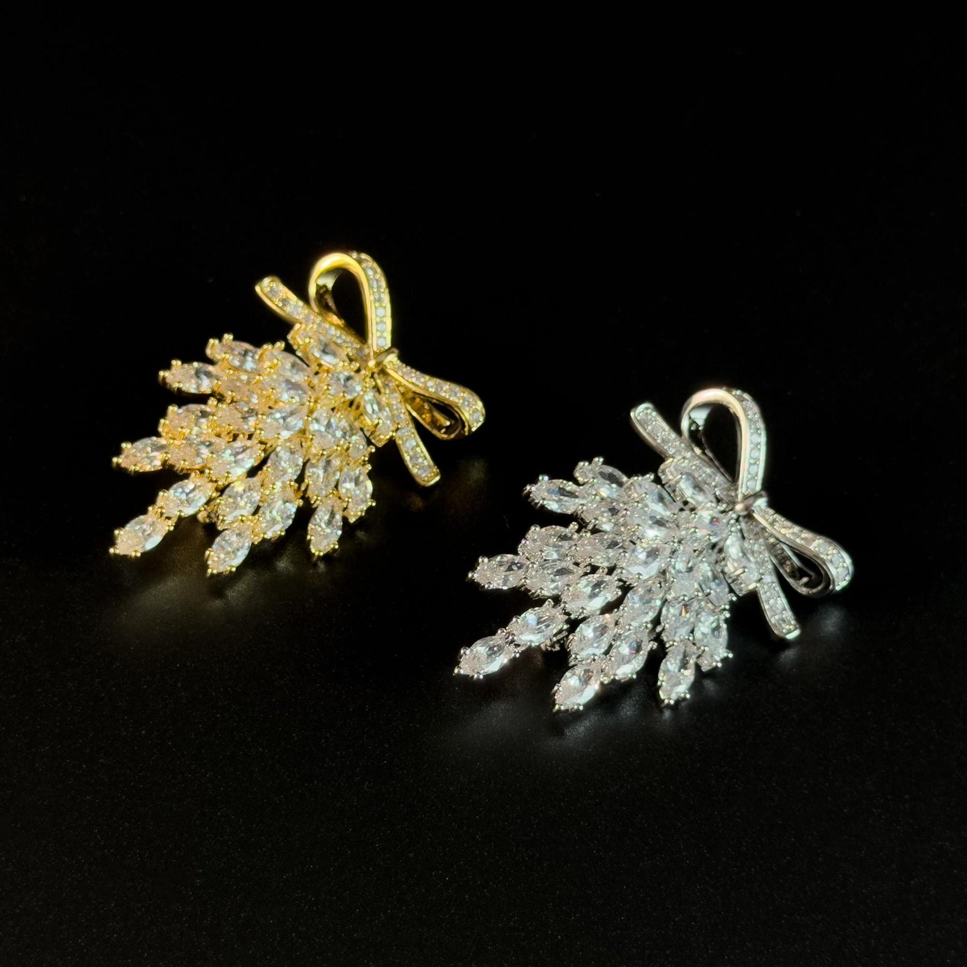 Brooch Adorned with a Bow and Wheat Ears