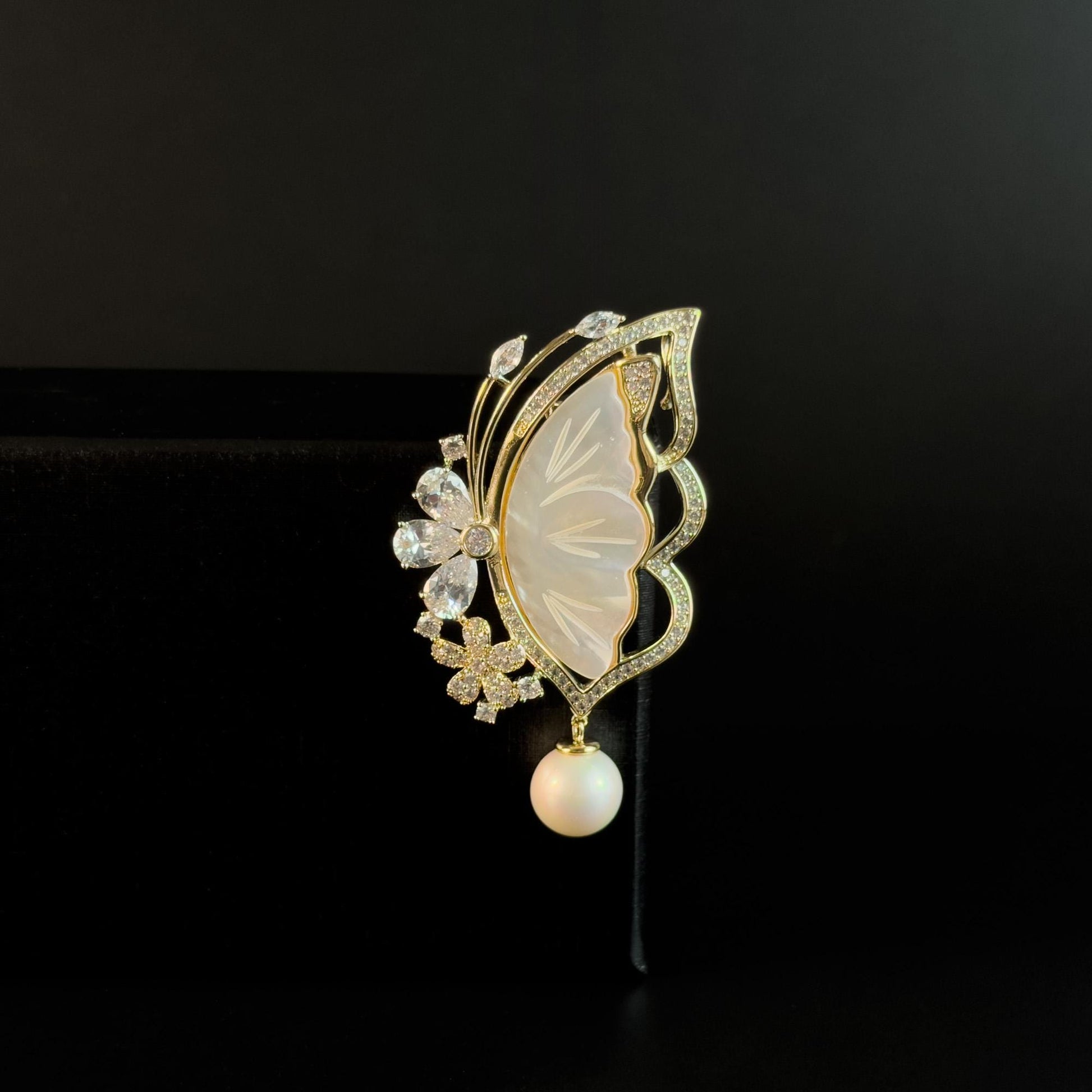 Mother-of-Pearl Butterfly Pearl Pendant Brooch