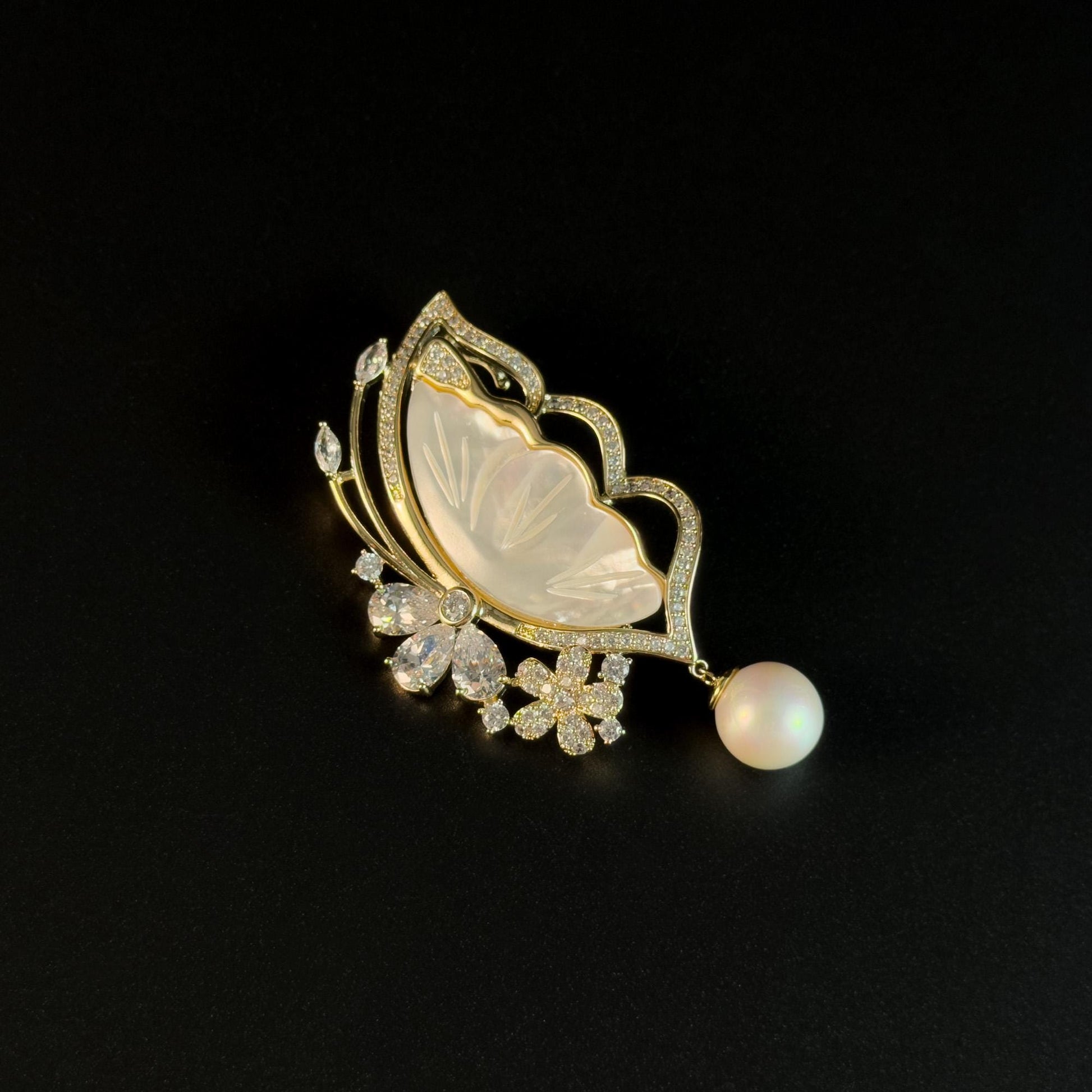 Mother-of-Pearl Butterfly Pearl Pendant Brooch