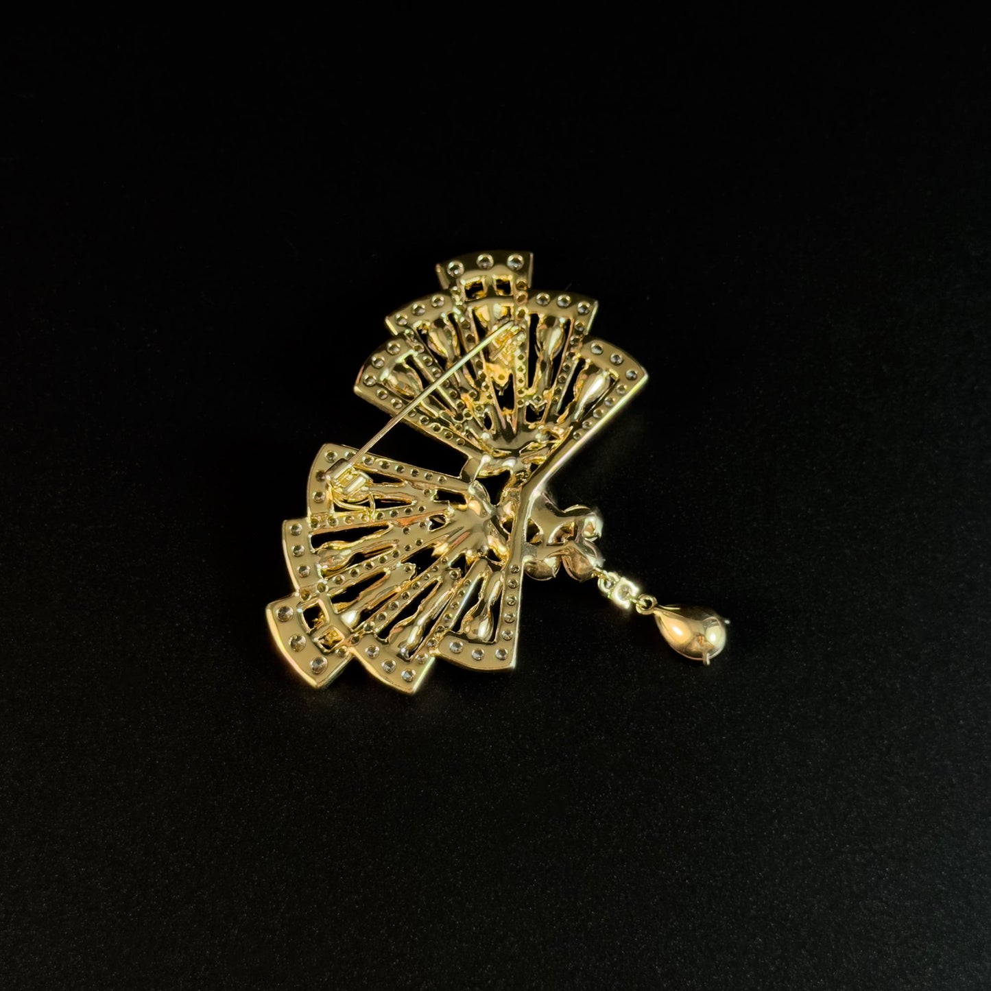 Britomartis · Golden Bow Pendant Brooch